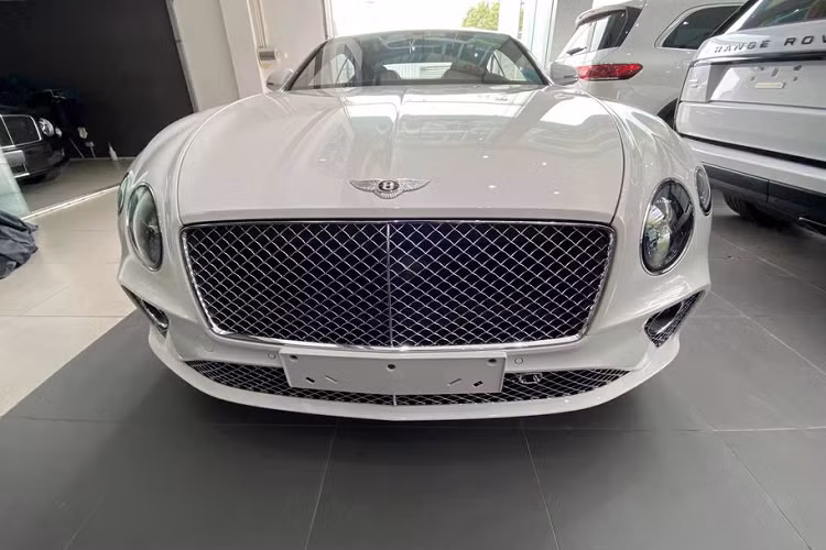 Đối với không gian nội thất, chiếc Bentley Continental GT V8 bản kỷ niệm 100 năm đầu tiên tại Việt Nam sở hữu toàn bộ không gian cabin được bọc da thượng hạng, ốp gỗ cao cấp, các chi tiết thêu tay thủ công với 2 tông màu nội thất tương phản là kem và đen đem đến cảm giác sang trọng.
