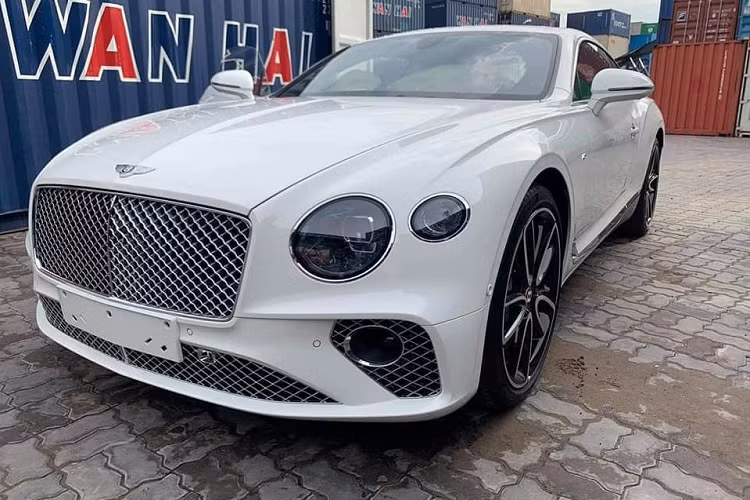 Là một mẫu Coupe thể thao hạng sang, độ rộng rãi của hàng ghế thứ 2 chắc chắn không phải điểm mạnh trên Bentley Continental GT V8. Về truyền động, Bentley Continental GT V8 bản kỷ niệm 100 năm vẫn sử dụng động cơ tương tự bản V8 thông thường.