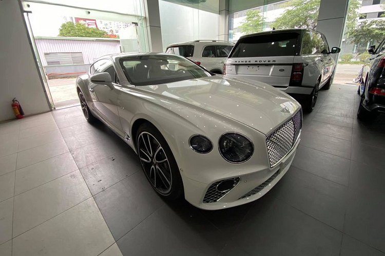Như đã đưa tin trước đó, siêu phẩm Bentley Continental GT V8 2020 này là chiếc thứ 2 thuộc bản trang bị động cơ V8 có mặt tại Việt Nam nhưng lại là chiếc đầu tiên nằm trong chuỗi sản phẩm kỷ niệm sinh nhật "100 tuổi" của thương hiệu xe siêu sang nước Anh - Bentley.