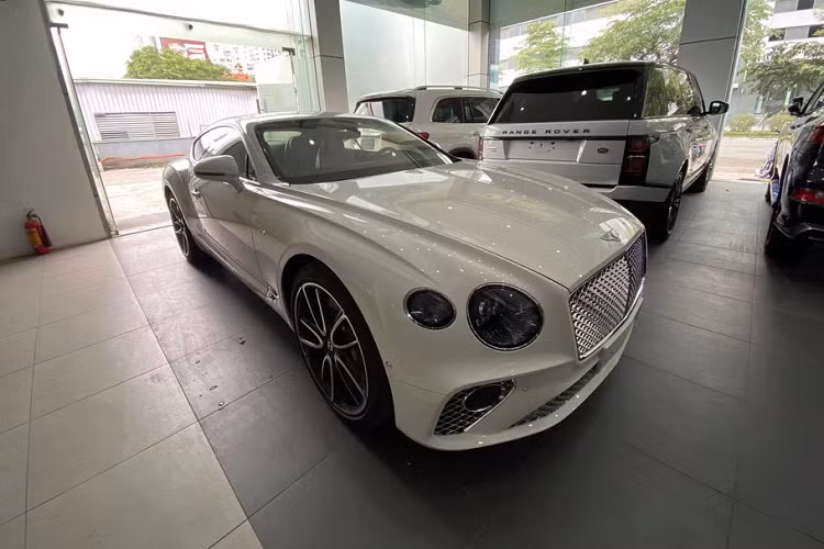Như đã đưa tin trước đó, siêu phẩm Bentley Continental GT V8 2020 này là chiếc thứ 2 thuộc bản trang bị động cơ V8 có mặt tại Việt Nam nhưng lại là chiếc đầu tiên nằm trong chuỗi sản phẩm kỷ niệm sinh nhật "100 tuổi" của thương hiệu xe siêu sang nước Anh - Bentley.