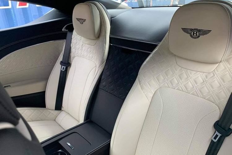 Tương tự như chiếc Bentley Continental GT bản W12 đang có mặt tại Việt Nam, chiếc GT V8 này cũng được trang bị bộ mâm tuỳ chọn 5 chấu kép khoẻ khoắn với kích thước tới 22 inch sơn 2 tông màu tương phản và bộ lốp hàng hiệu Pirelli P Zero.