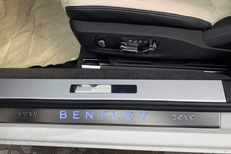 Chiếc Bentley Continental GT V8 2020 phiên bản kỷ niệm 100 năm này sở hữu nước sơn màu trắng đầy tinh tế và hút mắt. Phần ngoại hình của xe còn trở nên nổi bật nhờ những đường cong mềm mại mang đậm chất Bentley, cụm đèn chiếu sáng Full-LED cùng công nghệ ma trận hiện đại và hiệu ứng pha lê gợi cảm, các chi tiết mạ crome xung quanh xe, phần nắp ca-pô dài và thấp hay phần mui phía sau thuôn nhẹ xuống đuôi theo phong cách Coupe thể thao.