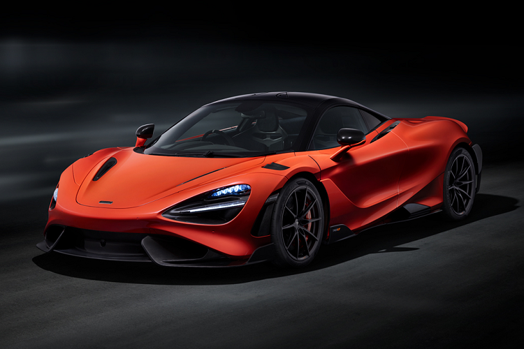 Siêu xe hàng hiếm McLaren 765LT còn được trang bị một cánh gió đuôi cố định không phải dạng vừa đâu nhằm để giúp xe tăng lực ép xuống mặt đường một cách tốt nhất. Xe còn có một hệ thống treo mới mang đến cái cảm giác ra vào cua cho người lái phê nhất. Khoang lái của siêu xe phiên bản giới hạn McLaren 765LT chỉ gói gọn trong một từ mà các dân chơi đều muốn xe của mình có càng nhiều càng tốt, đó chính là carbon. Ngoài ra là da Alcantara màu đen.