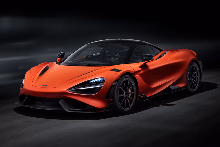 Siêu xe hàng hiếm McLaren 765LT còn được trang bị một cánh gió đuôi cố định không phải dạng vừa đâu nhằm để giúp xe tăng lực ép xuống mặt đường một cách tốt nhất. Xe còn có một hệ thống treo mới mang đến cái cảm giác ra vào cua cho người lái phê nhất. Khoang lái của siêu xe phiên bản giới hạn McLaren 765LT chỉ gói gọn trong một từ mà các dân chơi đều muốn xe của mình có càng nhiều càng tốt, đó chính là carbon. Ngoài ra là da Alcantara màu đen.