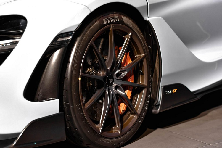 Trong cách đặt tên truyền thống này, rất dễ nhận ra dụng ý của con số 765 chính là số lượng siêu xe McLaren 765LT được sản xuất trên toàn thế giới. Còn hai chữ LT là viết tắt của Long Tail. Hiện không rõ là có đại gia Việt nào đã đủ máu để lên kế hoạch mang về nước 1 trong 765 chiếc siêu xe McLaren 765LT được sản xuất hay không nhưng chắc chắn các đại gia Malaysia đã có suất mua siêu xe giới hạn McLaren 765LT.