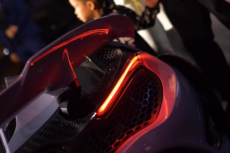 Ngoài ra là siêu xe McLaren 765LT còn có mô-men xoắn cực đại 800 Nm, tăng 30 Nm so với siêu xe McLaren 720S đang giữ nhiều danh hiệu ở các cuộc đua drag 400m hay 800m. Sức mạnh của khối động cơ trên siêu xe hàng hiếm McLaren 765LT sẽ chạy qua hộp số ly hợp kép bảy tốc độ đã có các tinh chỉnh làm cho việc sang số nhanh hơn 15% so với McLaren 720S. Ngoài sức mạnh tăng thêm đáng kể so với McLaren 720S, siêu xe McLaren 765LT còn nhẹ hơn 80 kg so với phiên bản tiêu chuẩn này.