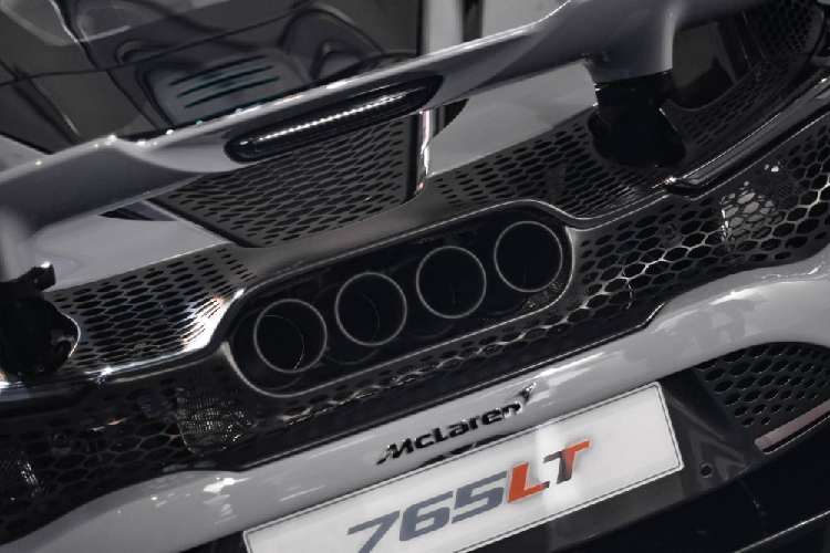 Để mang đến trọng lượng 1.229 kg cho siêu xe McLaren 765LT phải kể đến nhiều chi tiết được làm từ sợi carbon tiên tiến, ống xả titan với bốn cửa ra từ phía sau cũng như kính xe mỏng hơn. Siêu xe hàng hiếm McLaren 765LT sẽ cưỡi trên bộ bánh xe 10 chấu độc quyền đi kèm với lốp Pirelli P Zero Trofeo R. Phía bên trong là phanh gốm carbon lấy ý tưởng của McLaren Senna. Có thể thấy xe có bộ cản va trước, nẹp sườn hoàn toàn bằng carbon và thiết kế rất hầm hố trông như một mẫu xe bước ra từ đường đua.