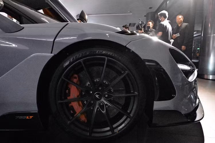 Hiện Thái Lan cũng là nước có mức giá xe McLaren 765LT cao nhất trên thế giới. Trước đó, danh hiệu này thuộc về Singapore với giá bán chưa có chi phí mua giấy phép sử dụng xe COE là 29,7 tỷ đồng. Trong số 765 chiếc siêu xe McLaren 765LT được sản xuất giới hạn sẽ có 8 chiếc dành cho thị trường Thái Lan.