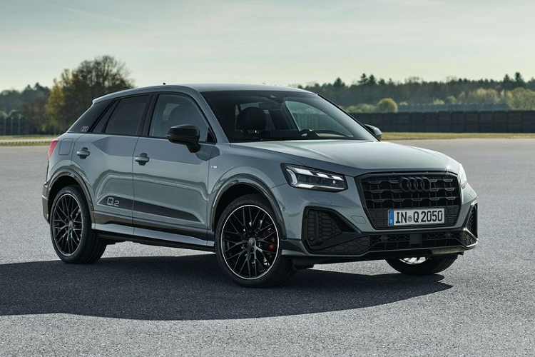 Về ngoại thất, Audi Q2 2021 mới hiện có chiều dài 4.210 mm, tăng một chút so với trước, trong khi, chiều rộng và chiều cao của xe không thay đổi. Xe có 5 màu sơn ngoại thất mới là Apple Green, Manhattan Grey, Navarra Blue, Turbo Blue, và Arrow Grey.