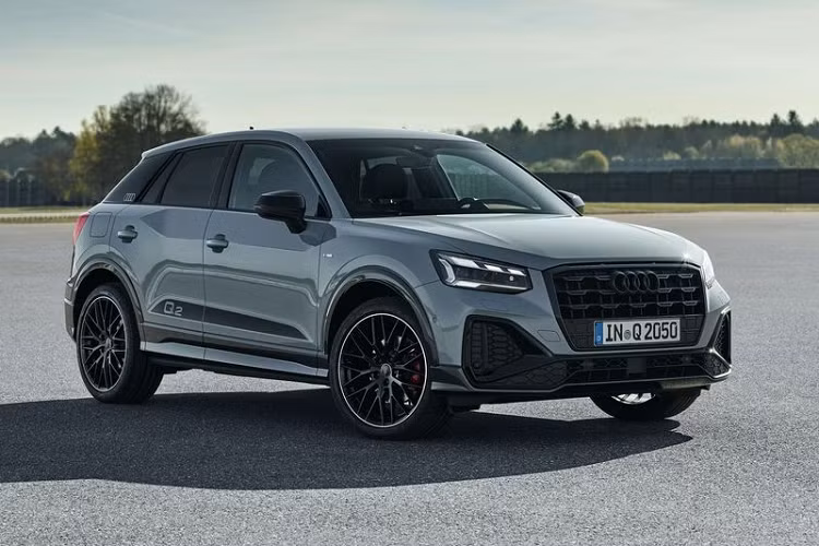 Về ngoại thất, Audi Q2 2021 mới hiện có chiều dài 4.210 mm, tăng một chút so với trước, trong khi, chiều rộng và chiều cao của xe không thay đổi. Xe có 5 màu sơn ngoại thất mới là Apple Green, Manhattan Grey, Navarra Blue, Turbo Blue, và Arrow Grey.