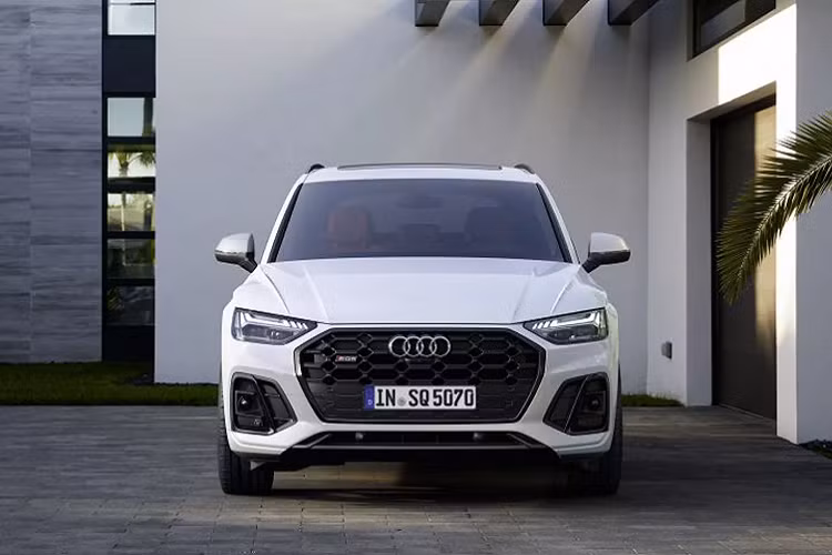 Điểm độc đáo của SQ5 còn nằm ở cản trước với các cánh tản nhiệt bằng nhôm dọc cho các khe hút gió giả ở góc. Hai bên hông xe cũng sâu hơn, trong khi cản sau mang bộ khuếch tán lớn, ống xả hình tứ giác. Sự khác biệt lớn nhất ở bên trong là hệ thống thông tin giải trí MMI mới, được trang bị màn hình cảm ứng 10,3 inch giúp loại bỏ núm xoay trên bảng điều khiển trung tâm.