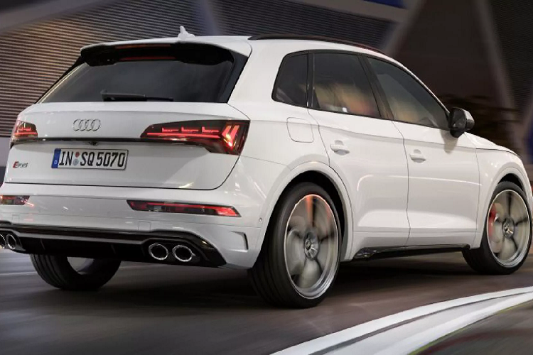 Giống như Q5 tiêu chuẩn, SQ5 có một sự lột xác khá toàn diện, nổi bật bởi lưới tản nhiệt Singleframe rộng hơn, phẳng hơn không còn liên kết với đèn pha. Hệ thống chiếu sáng sử dụng công nghệ LED ở đèn pha ma trận và đèn ban ngày. Ở phía sau, bạn sẽ tìm thấy đèn hậu OLED có sẵn trong các thiết kế khác nhau, một lần nữa với bộ cảm ứng tuần tự.