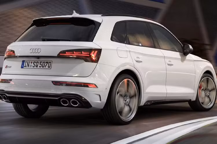 Giống như Q5 tiêu chuẩn, SQ5 có một sự lột xác khá toàn diện, nổi bật bởi lưới tản nhiệt Singleframe rộng hơn, phẳng hơn không còn liên kết với đèn pha. Hệ thống chiếu sáng sử dụng công nghệ LED ở đèn pha ma trận và đèn ban ngày. Ở phía sau, bạn sẽ tìm thấy đèn hậu OLED có sẵn trong các thiết kế khác nhau, một lần nữa với bộ cảm ứng tuần tự.