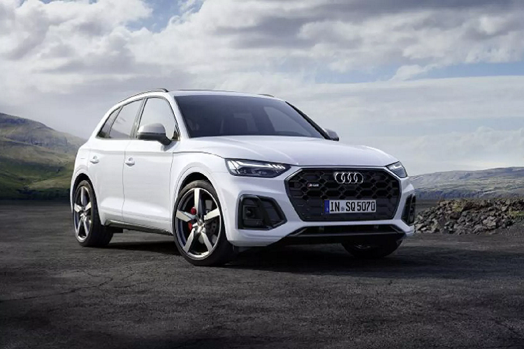 Audi SQ5 thế hệ mới vẫn duy trì hệ thống hybrid nhẹ 48 volt hỗ trợ quá trình khởi động/ dừng máy của xe và đồng thời giảm mức tiêu thụ nhiên liệu lên tới 0,7 lít trên 100 km. Máy nén điện, giúp dẫn động bộ tăng áp ở số vòng quay thấp hơn, cũng được giữ lại nhưng hoạt động thường xuyên hơn mang lại cho chiếc xe phản ứng hồi tốt hơn.