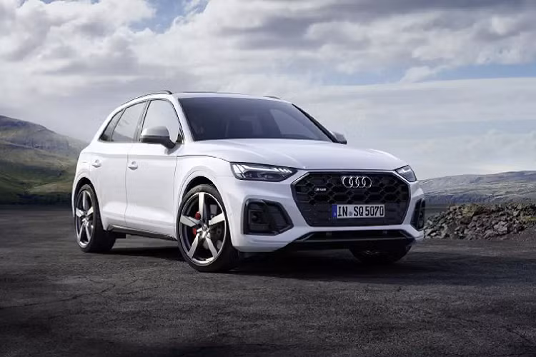 Audi SQ5 thế hệ mới vẫn duy trì hệ thống hybrid nhẹ 48 volt hỗ trợ quá trình khởi động/ dừng máy của xe và đồng thời giảm mức tiêu thụ nhiên liệu lên tới 0,7 lít trên 100 km. Máy nén điện, giúp dẫn động bộ tăng áp ở số vòng quay thấp hơn, cũng được giữ lại nhưng hoạt động thường xuyên hơn mang lại cho chiếc xe phản ứng hồi tốt hơn.