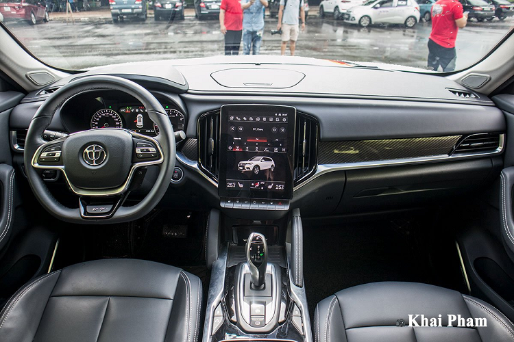 Đuôi xe Brilliance V7 hoàn toàn mới với nhiều nét giống BMW X3 khi nhìn tổng thể. Cụm đèn hậu trên chiếc CUV đến từ nước láng giềng được thiết kế nổi khối đầy gân guốc cùng công nghệ đèn LED. Những trang bị phần đuôi này cũng khá đầy đủ gồm camera/cảm biến lùi, ống xả bọc crom, đèn phanh LED trên cao...