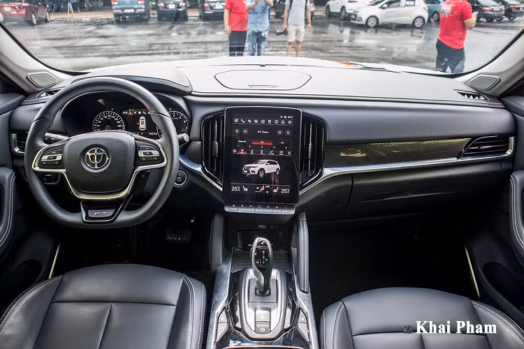 Đuôi xe Brilliance V7 hoàn toàn mới với nhiều nét giống BMW X3 khi nhìn tổng thể. Cụm đèn hậu trên chiếc CUV đến từ nước láng giềng được thiết kế nổi khối đầy gân guốc cùng công nghệ đèn LED. Những trang bị phần đuôi này cũng khá đầy đủ gồm camera/cảm biến lùi, ống xả bọc crom, đèn phanh LED trên cao...