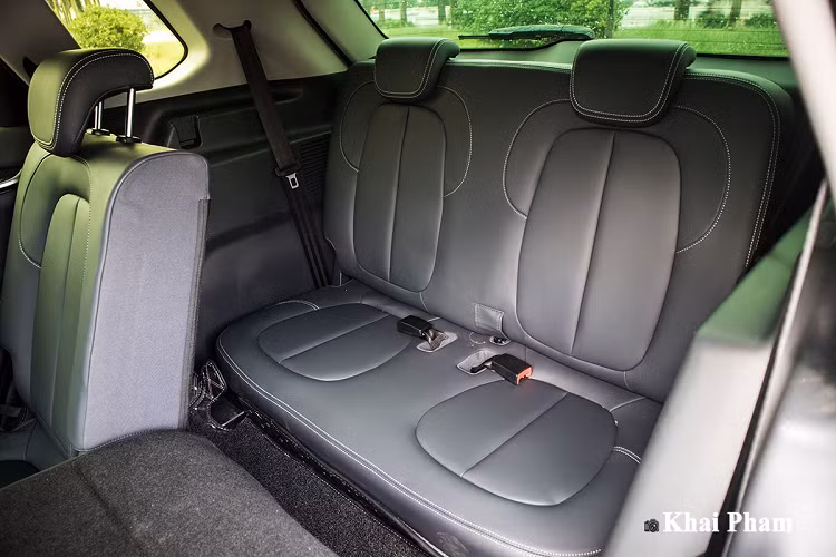 Đi theo xu hướng trẻ trung nên vô-lăng D-Cut là trang bị ấn tượng trên Brilliance V7 2020 và được kết hợp đầy đủ phím bấm chức năng. Phía sau, cụm đồng hồ lại khiến người dùng liên tưởng đến xe VinFast khi có thiết kế khá tương tự. Brilliance V7 2020 cung cấp cho người dùng hệ thống giải trí dựa trên màn hình cảm ứng 10,4 inch với độ nhạy cao có khả năng kết nối Apple CarPlay và Android Auto cùng dàn âm thanh 8 loa.