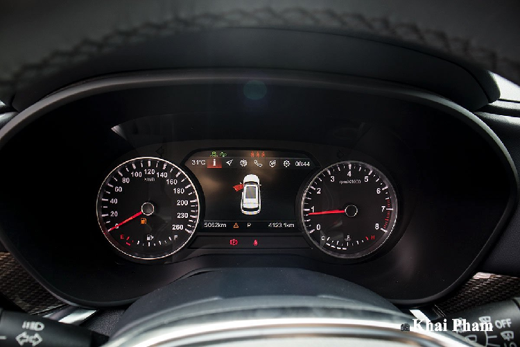 Brilliance V7 All New cũng như nhiều mẫu xe Trung Quốc khi sở hữu dàn trang bị ngập tràn như: Phanh tay điện tử &amp; giữ phanh tự động, cửa sổ trời toàn cảnh, nút bấm khởi động, điều hoà tự động 2 vùng độc lập...