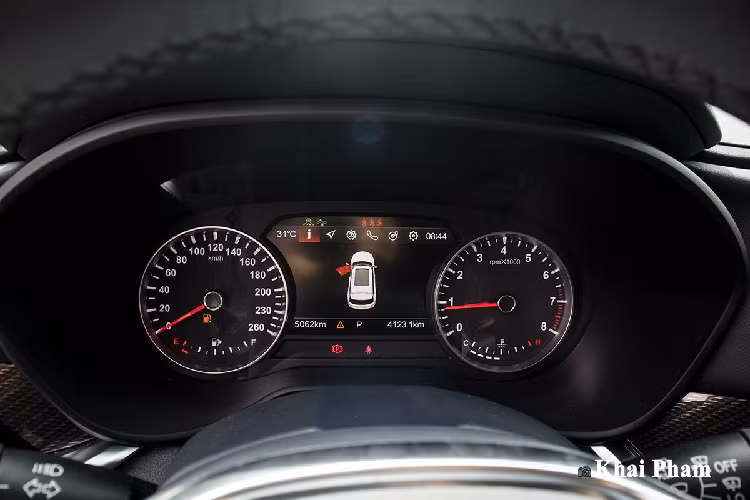 Brilliance V7 All New cũng như nhiều mẫu xe Trung Quốc khi sở hữu dàn trang bị ngập tràn như: Phanh tay điện tử &amp; giữ phanh tự động, cửa sổ trời toàn cảnh, nút bấm khởi động, điều hoà tự động 2 vùng độc lập...