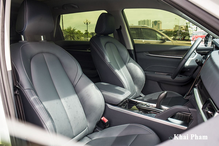 Bên ngoài giống X3 nhưng vào nội thất, Brilliance V7 lại mang nhiều nét thiết kế giống VinFast LUX SA2.0. Đáng chú ý, chiếc xe gầm cao này sở hữu màn hình giải trí trung tâm đặt nổi theo hướng dọc, cần số và khu vực điều khiển dễ khiến người nhìn liên tưởng đến dòng xe SUV của thương hiệu Việt. Đây là chiếc CUV 5+2 nên hàng ghế thứ 3 sẽ không phải là điểm mạnh khi chỉ phù hợp với trẻ em. Hai hàng ghế trước xe mang đến trải nghiệm tốt dành cho người dùng với chất liệu bọc da khá cao cấp, ghế trước chỉnh điện 6 hướng hỗ trợ bơm hơi lưng ghế.