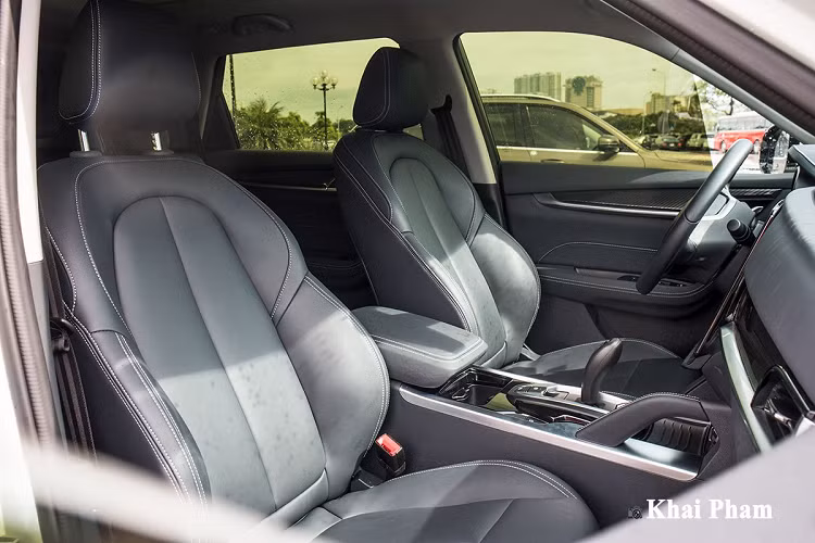 Bên ngoài giống X3 nhưng vào nội thất, Brilliance V7 lại mang nhiều nét thiết kế giống VinFast LUX SA2.0. Đáng chú ý, chiếc xe gầm cao này sở hữu màn hình giải trí trung tâm đặt nổi theo hướng dọc, cần số và khu vực điều khiển dễ khiến người nhìn liên tưởng đến dòng xe SUV của thương hiệu Việt. Đây là chiếc CUV 5+2 nên hàng ghế thứ 3 sẽ không phải là điểm mạnh khi chỉ phù hợp với trẻ em. Hai hàng ghế trước xe mang đến trải nghiệm tốt dành cho người dùng với chất liệu bọc da khá cao cấp, ghế trước chỉnh điện 6 hướng hỗ trợ bơm hơi lưng ghế.