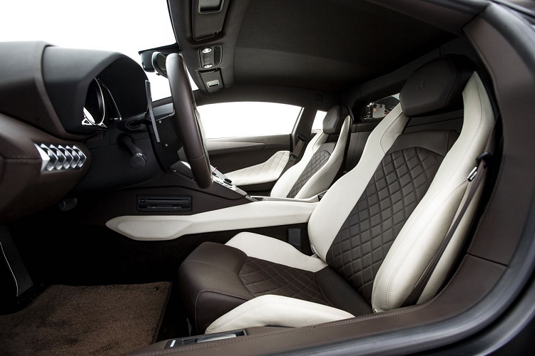 Về màu sắc, có lẽ đây không phải là màu gốc của chiếc xe khi xuất xưởng, có lẽ đã được sơn lại hoặc đổi màu theo phương thức wrap. Màu sắc này rất độc đáo khi dưới ánh mặt trời, lớp sơn phản chiếu ánh vàng bắt mắt.