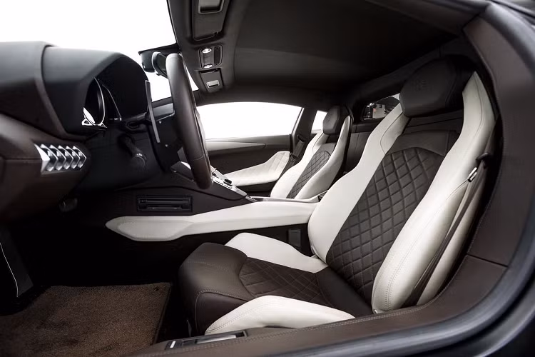 Về màu sắc, có lẽ đây không phải là màu gốc của chiếc xe khi xuất xưởng, có lẽ đã được sơn lại hoặc đổi màu theo phương thức wrap. Màu sắc này rất độc đáo khi dưới ánh mặt trời, lớp sơn phản chiếu ánh vàng bắt mắt.