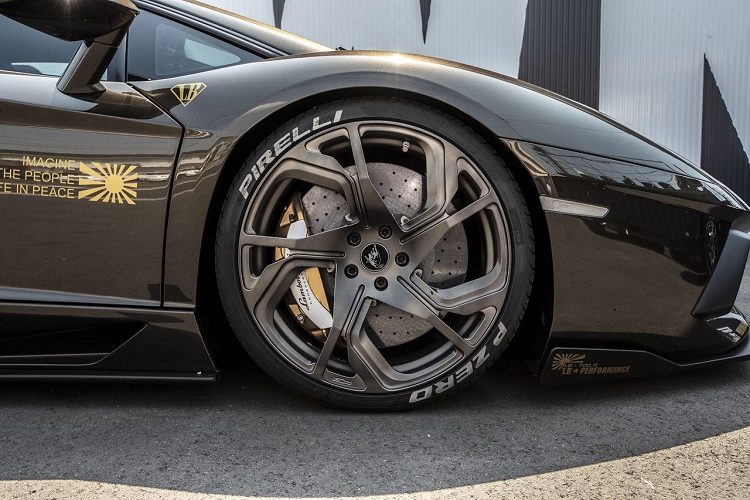 Gói độ này chỉ đem đến cho chiếc xe phần cản trước mới, các líp trước, thân và đuôi sau xe cùng cánh gió cách điệu. Phần cản trước đã được thiết kế lại, khác biệt một chút so với phiên bản gốc với bộ chia được thiết kế góc cạnh kết hợp cùng líp trước kéo dài. Ngoài ra, xe còn được trang bị một bộ đèn chạy ban ngày LED đã được tích hợp gọn gàng vào các hốc gió cản trước.