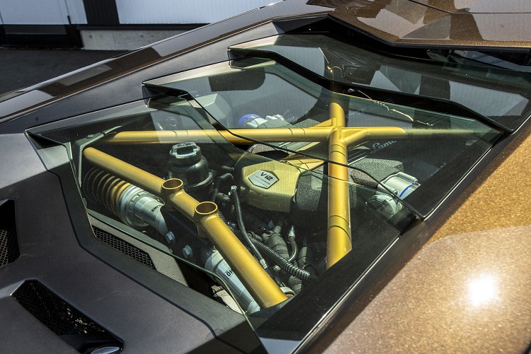 Tuy nhiên, trên chiếc Lamborghini Aventador Liberty Walk lần này, chiếc xe lại không được trang bị bộ kit độ thân rộng quen thuộc, thay vào đó là một bộ body kit khác với những nâng cấp có phần “nhẹ nhàng” hơn. Bộ body kit này cũng đã được ra mắt cách đây khá lâu, tuy nhiên không quá phổ biến như gói độ thân rộng.