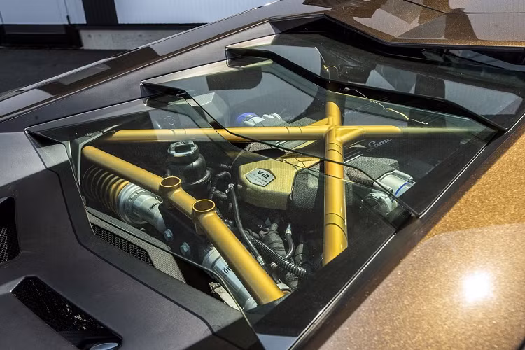 Tuy nhiên, trên chiếc Lamborghini Aventador Liberty Walk lần này, chiếc xe lại không được trang bị bộ kit độ thân rộng quen thuộc, thay vào đó là một bộ body kit khác với những nâng cấp có phần “nhẹ nhàng” hơn. Bộ body kit này cũng đã được ra mắt cách đây khá lâu, tuy nhiên không quá phổ biến như gói độ thân rộng.