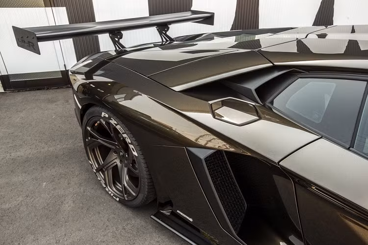 Thay cho những bộ mâm Forgiato thường thấy trên những chiếc xe Lamborghini độ Liberty Walk, chiếc xe này được trang bị bộ mâm RS 12 đến từ thương hiệu PUR. Mâm xe được sơn màu xám nòng súng mạnh mẽ với 5 chấu cong khỏe khoắn, ăn nhập với vẻ ngoài đầy hầm hố của chiếc xe.