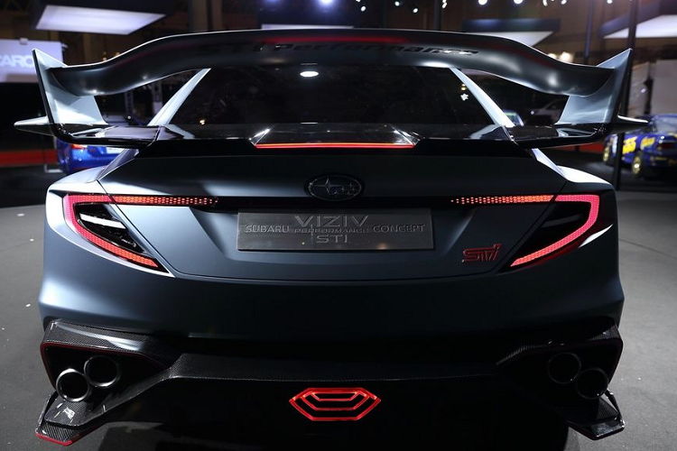 Về khía cạnh thẩm mỹ, WRX STI sẽ mang nhiều nét tương đồng ngoại thất với mẫu ý tưởng Subaru Viziv Performance Concept. Từng xuất hiện “bằng xương bằng thịt” tại Triển lãm Ô tô Tokyo 2017, chiếc concept này đã nâng tầm triết lý thiết kế Dynamic x Solid nhờ cụm đèn pha dạng con cú, kiểu thân xe lao về phía trước và hệ 4 ống xả khỏe khoắn.