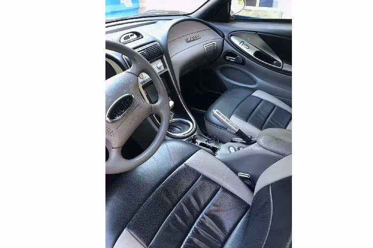 Ngoài ra, theo chia sẻ của người bán, chiếc xe có lắp đặt tấm chắn bùn kiểu xe thập niên 1930, không hề có tay nắm cửa (vì mở bằng khóa thông minh từ xa). Thậm chí người lái còn có thể giấu biển số bằng một nút bấm và tấm biển sẽ trượt xuống dưới gầm xe.