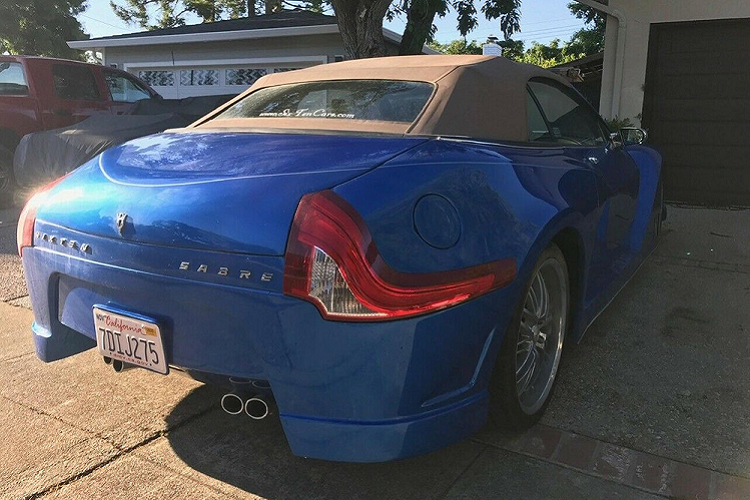 Nhưng nếu bạn không thích lái một chiếc Ford Mustang chuẩn chỉnh, và thích một thứ gì đó đặc biệt, dễ tạo chú ý hơn thì sao? Chiếc Mustang độ quái đản, xấu xí dưới đây có lẽ là thứ bạn muốn. Như có thể thấy ở ảnh trên, chiếc Ford Mustang này đã được độ lại tới mức không còn thể nhận ra nổi hình hài ban đầu. Thực tế, nó là một chiếc Ford Mustang đời 1996, được độ trong năm 2013, và chắc là chỉ có duy nhất một chiếc như thế trên đời, ít nhất là dựa theo lời quảng cáo bán hàng trên eBay.