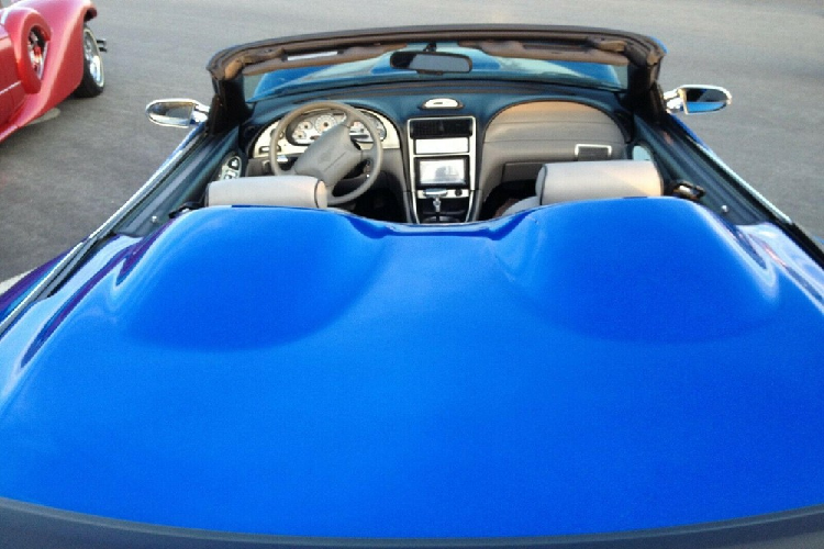 Những thông tin đáng lưu ý khác về chiếc xe cơ bắp này là nó có trên 108.000 km trên đồng hồ, một hộp số tự động, và có những trang bị tiện nghi như điều hòa, kiểm soát hành trình, khóa và cửa sổ tự động. Ra đời năm 1996, rõ ràng nó chỉ có động cơ V6, nhưng phía sau xe lại có gắn huy hiệu V8. Có lẽ chủ xe đã thay đổi động cơ ban đầu, hoặc đơn giản là anh ta chỉ muốn “làm màu” cho vui mà thôi.