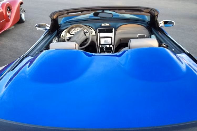 Những thông tin đáng lưu ý khác về chiếc xe cơ bắp này là nó có trên 108.000 km trên đồng hồ, một hộp số tự động, và có những trang bị tiện nghi như điều hòa, kiểm soát hành trình, khóa và cửa sổ tự động. Ra đời năm 1996, rõ ràng nó chỉ có động cơ V6, nhưng phía sau xe lại có gắn huy hiệu V8. Có lẽ chủ xe đã thay đổi động cơ ban đầu, hoặc đơn giản là anh ta chỉ muốn “làm màu” cho vui mà thôi.