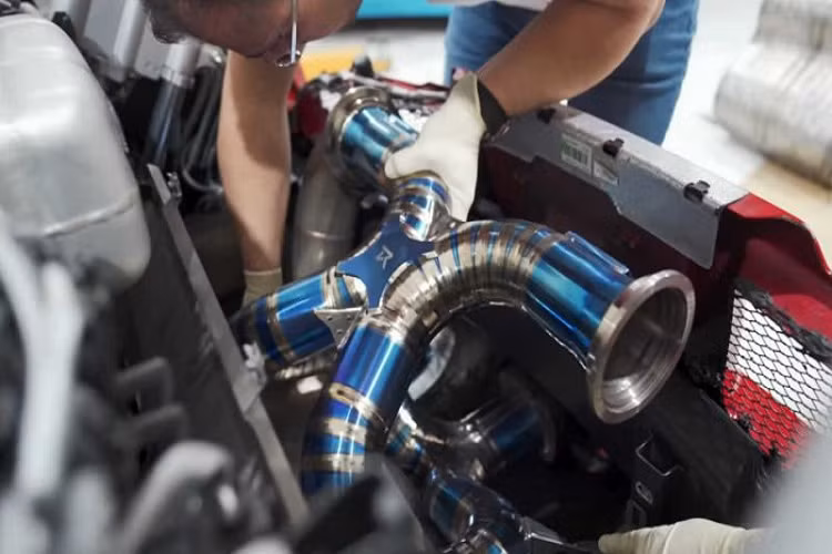 Nếu không tính đến tổn thất hệ thống truyền lực 20%, chiếc xe đã có thể đạt được khoảng 1.076 mã lực và mô men xoắn 1.479 Nm.