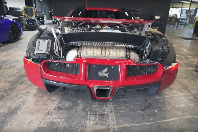 Thông thường, những chiếc Bugatti Veyron đắt tiền để có thể thực hiện việc “độ chế”, tuy nhiên thì đây cũng là một trong những người hiếm hoi dám thực hiện ý tưởng điên rồ này.