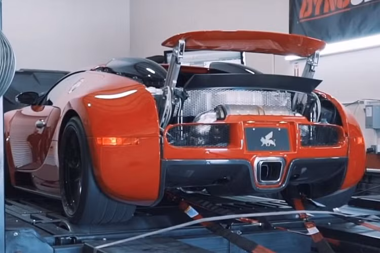 Chủ sở hữu của thương hiệu Exotic Cars Houston Crosta không còn xa lạ gì đối với việc sửa đổi, độ chế những chiếc xe siêu đắt tiền bao gồm cả Veyron. Vào năm 2018, ông đã thực hiện một dự án chuyển đổi một chiếc từ thiết lập hệ dẫn động tất cả các bánh tiêu chuẩn của nhà máy sang hệ dẫn động cầu sau.