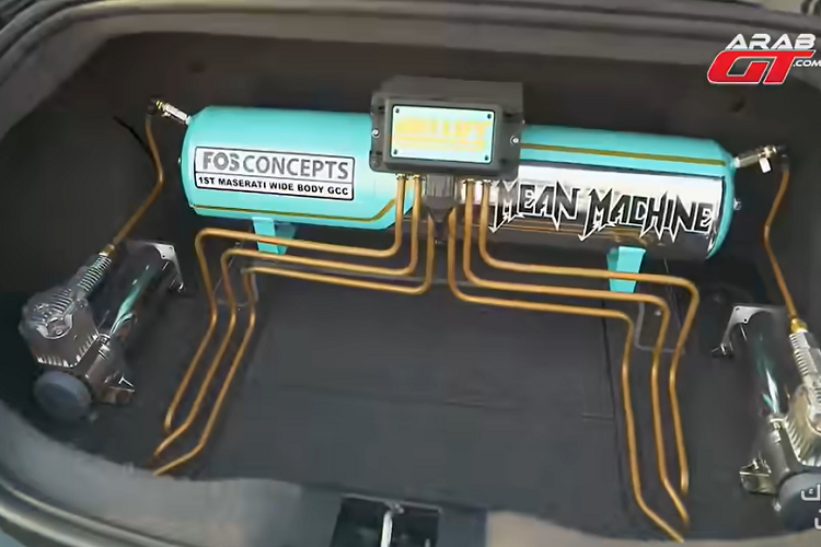 Đầu tiên, thân vỏ Maserati Gran Turismo độ khủng này đã được thay đổi thành MC Stradale kèm với bộ phanh. Sau đó, chiếc xe được khoác lên mình một bộ body kit với tấm chùn bùn lớn mà có sử dụng nhiều sợi carbon, và chất liệu tân tiến này còn hiện diện trong cả không gian nội thất.