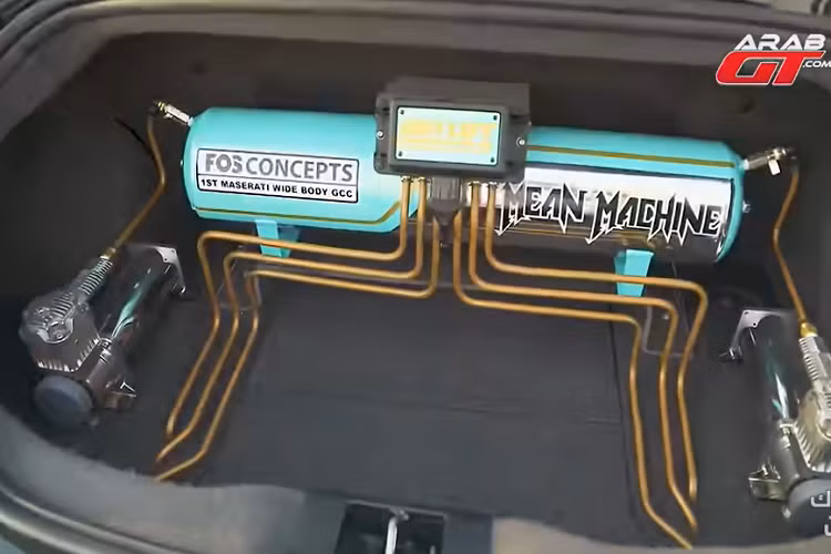 Đầu tiên, thân vỏ Maserati Gran Turismo độ khủng này đã được thay đổi thành MC Stradale kèm với bộ phanh. Sau đó, chiếc xe được khoác lên mình một bộ body kit với tấm chùn bùn lớn mà có sử dụng nhiều sợi carbon, và chất liệu tân tiến này còn hiện diện trong cả không gian nội thất.