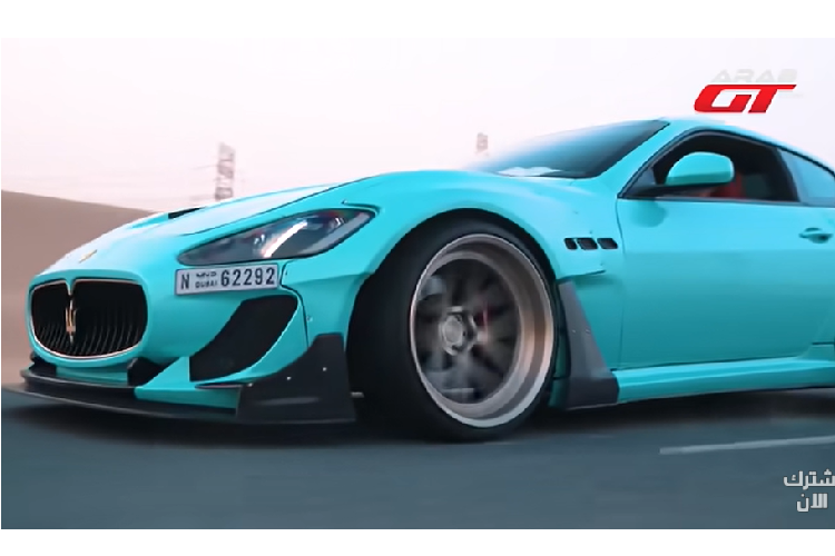 Cụ thể, sợi carbon được áp dụng lên vô lăng và những tấm ốp trang trí, một số còn có hẳn màu đỏ, trong khi một màn hình cảm ứng hoàn toàn mới đã thay thế hệ thống thông tin giải trí tiêu chuẩn.