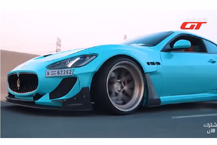 Cụ thể, sợi carbon được áp dụng lên vô lăng và những tấm ốp trang trí, một số còn có hẳn màu đỏ, trong khi một màn hình cảm ứng hoàn toàn mới đã thay thế hệ thống thông tin giải trí tiêu chuẩn.