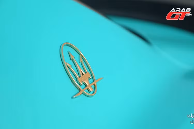 Động cơ xe gần như không đổi, nhưng Fos Concepts có tiến hành lắp đặt hốc gió độ và một hệ thống ống xả mới. Mặt khác, bộ la-zăng 20/21 inch độ có chi tiết bằng vàng 24K thuần chất, tương ứng với thân vỏ.