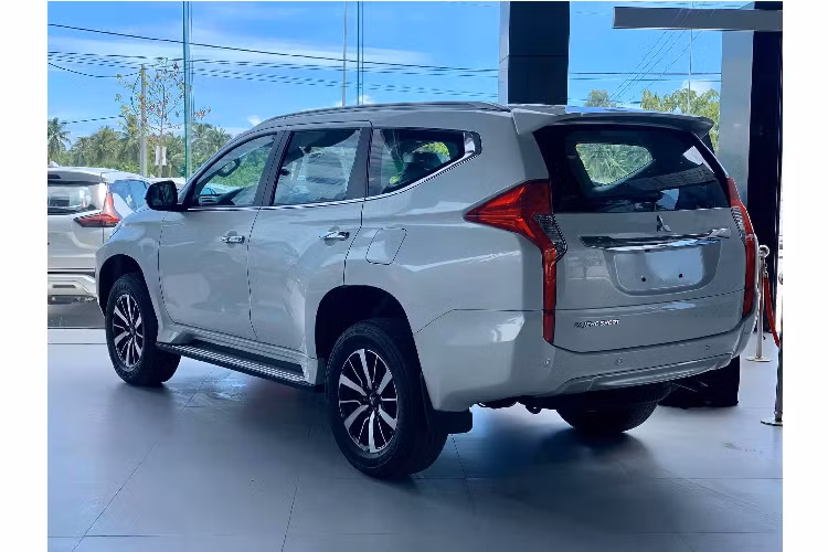 Có thể thấy, giá xe Mitsubishi Pajero Sport bản máy dầu số sàn rẻ hơn nhiều so với đối thủ Toyota Fortuner máy dầu số sàn (2.4 MT 4x2), mẫu xe cũng đang được các đại lý của Toyota giảm giá khoảng 40 triệu đồng trên giá bán niêm yết 1,033 tỷ đồng.