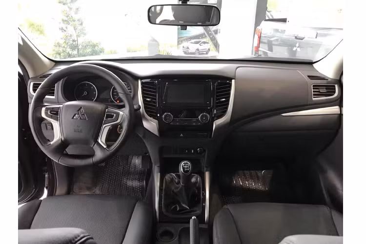 Mặc dù là phiên bản giá rẻ cắt giảm trang bị nhưng ngoại thất của Pajero Sport D 4x2 MT không có nhiều khác biệt so với các phiên bản khác. Xe sử dụng đèn pha bi-halogen, tuy nhiên không có tính năng chiếu sáng tự động và đèn LED đèn ban ngày. Gương chiếu hậu chỉnh điện tích hợp báo rẽ, “dàn chân” lắp mâm 18 inch tương tự bản cao cấp.