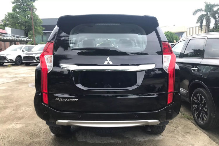 Số ít thì lựa chọn để mua chạy dịch vụ, tuy nhiên, Pajero Sport D 4x2 MT không thể phá vỡ thế độc tôn của Toyota Fortuner máy dầu 1 cầu số sàn trong cuộc chơi SUV 7 chỗ chạy dịch vụ.