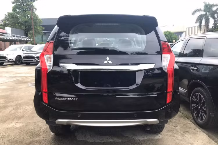 Số ít thì lựa chọn để mua chạy dịch vụ, tuy nhiên, Pajero Sport D 4x2 MT không thể phá vỡ thế độc tôn của Toyota Fortuner máy dầu 1 cầu số sàn trong cuộc chơi SUV 7 chỗ chạy dịch vụ.