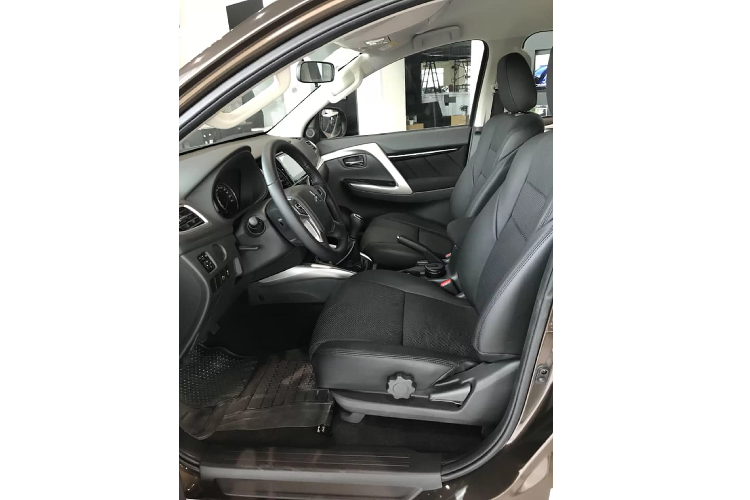 Trang bị tiện nghi của Pajero Sport D 4x2 MT duy trì ở mức cơ bản đủ xài, khởi động bằng chìa khoá, xe không có chìa khóa thông minh, cruise control cũng bị cắt bỏ, dàn âm thanh 6 loa. Sử dụng phanh tay cơ thay vì điện tử. Hệ thống điều hòa tự động nhưng chỉ 1 vùng, cốp đóng mở cơ.